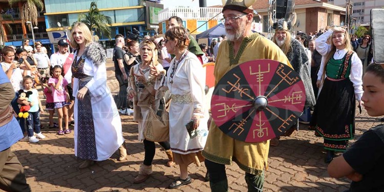 La fiesta a pleno: con el desfile de colectividades, los inmigrantes festejan en Oberá