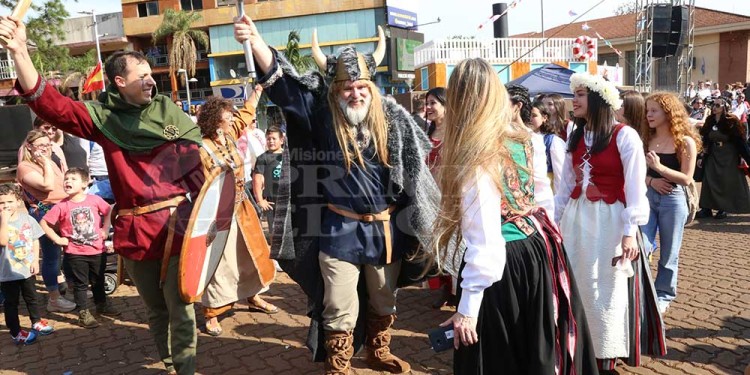 La fiesta a pleno: con el desfile de colectividades, los inmigrantes festejan en Oberá