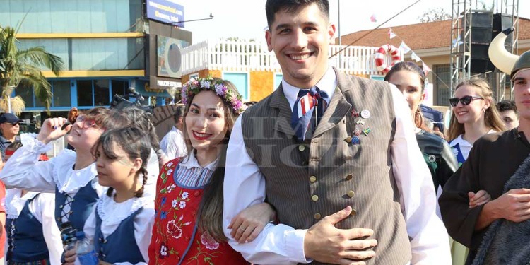 La fiesta a pleno: con el desfile de colectividades, los inmigrantes festejan en Oberá