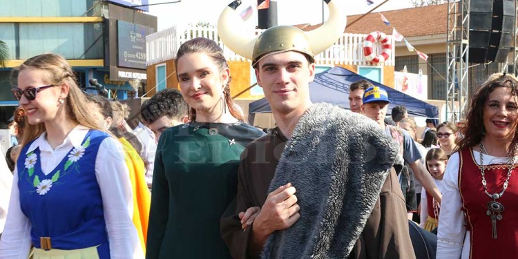 La fiesta a pleno: con el desfile de colectividades, los inmigrantes festejan en Oberá