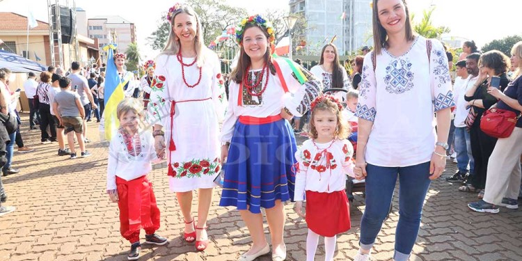 La fiesta a pleno: con el desfile de colectividades, los inmigrantes festejan en Oberá