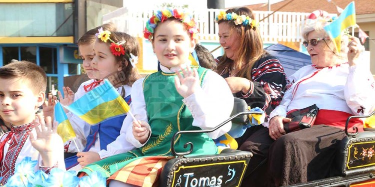 La fiesta a pleno: con el desfile de colectividades, los inmigrantes festejan en Oberá