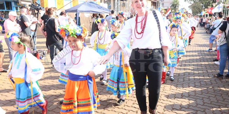 La fiesta a pleno: con el desfile de colectividades, los inmigrantes festejan en Oberá