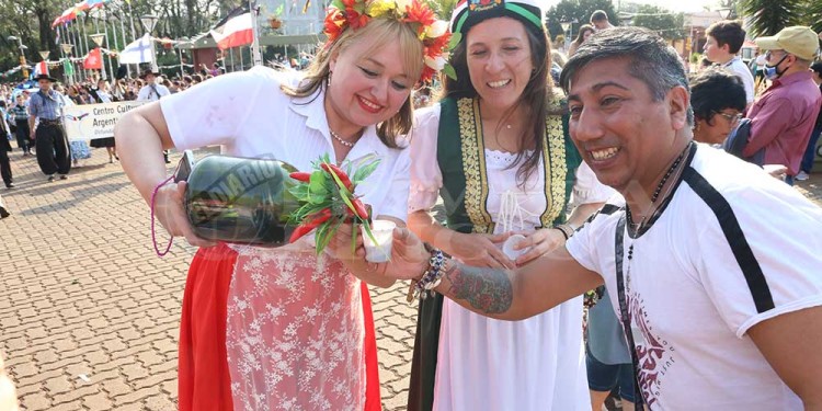 La fiesta a pleno: con el desfile de colectividades, los inmigrantes festejan en Oberá