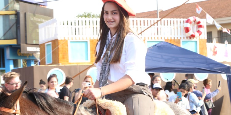 La fiesta a pleno: con el desfile de colectividades, los inmigrantes festejan en Oberá
