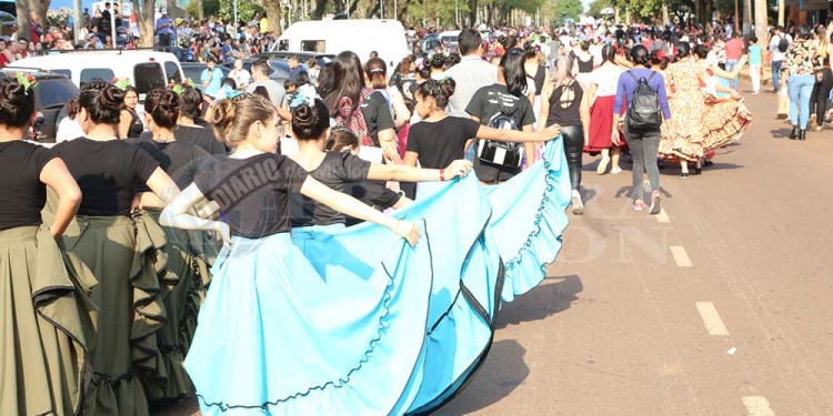 La fiesta a pleno: con el desfile de colectividades, los inmigrantes festejan en Oberá