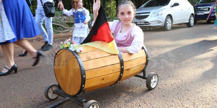 La fiesta a pleno: con el desfile de colectividades, los inmigrantes festejan en Oberá
