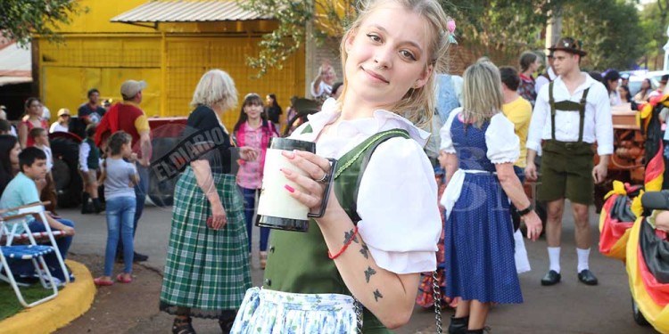 La fiesta a pleno: con el desfile de colectividades, los inmigrantes festejan en Oberá