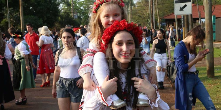 La fiesta a pleno: con el desfile de colectividades, los inmigrantes festejan en Oberá