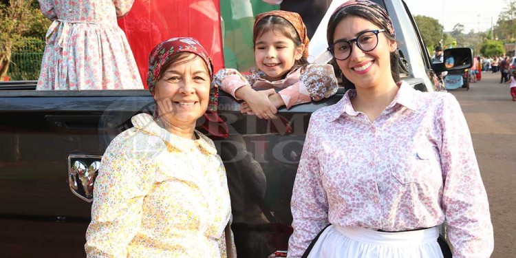 La fiesta a pleno: con el desfile de colectividades, los inmigrantes festejan en Oberá