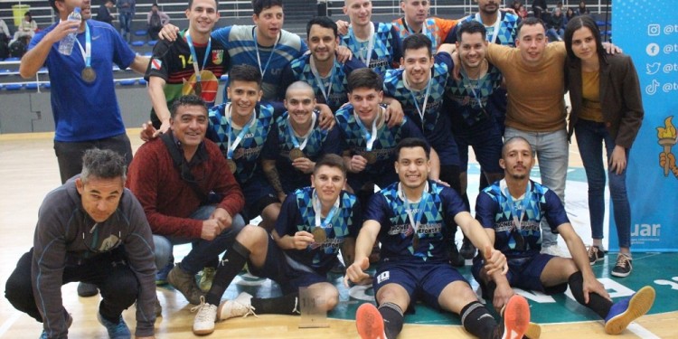 RUMBO A LA COSTA. El equipo masculino de futsal de la UNaM, dirigido por Josué Arrieta, sumó un nuevo título regional y estará en Mar del Plata.
