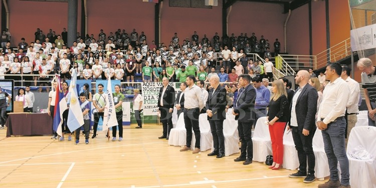 APERTURA. Los JUAR comenzaron a disputarse ayer y la ceremonia inaugural se realizó en el “Finito” Gehrmann.
