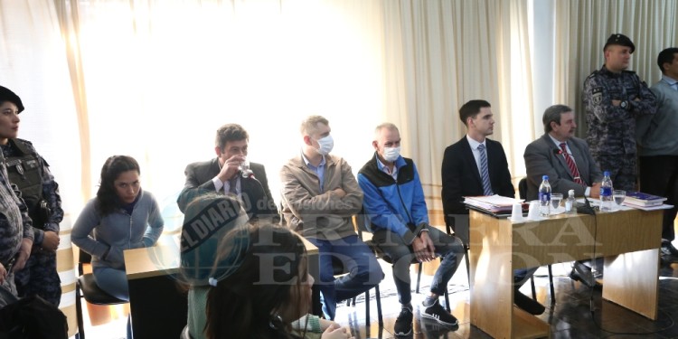 IMPUTADOS. En el centro de la imagen con barbijos, Luis Konrath y su padre, mientras que la joven que descartó la moto aparece sentada a la izquierda.