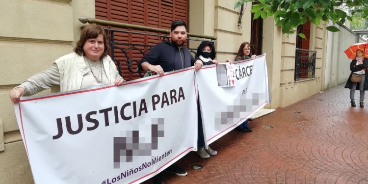 PACÍFICAMENTE. Familiares y allegados a la menor presunta víctima de abuso de su padre volvieron a manifestarse ayer.