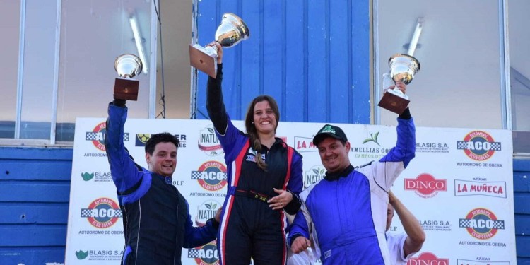 AL PODIO. Tajada hizo historia y se quedó con el triunfo en la Máster 200cc. Se metió en la lucha por el título.