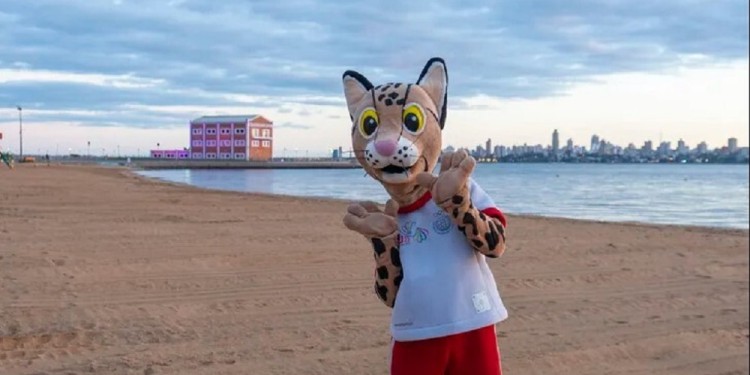 TODO LISTO. Tirika, la mascota de los Odesur, ya visitó la Playa San José.