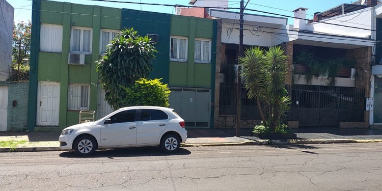 CENTRO POSADEÑO. Sobre la calle Belgrano casi el cruce con San Lorenzo fue hallado sin vida Aníbal Lodol.