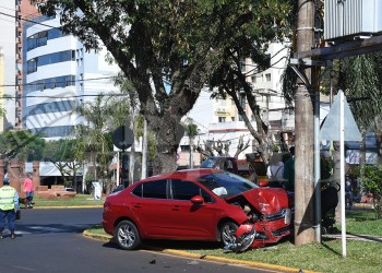 Automóvil impactó un poste de EMSA en la avenida Roque Pérez