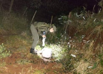 Llevaba 10 kilos de marihuana en la mochila y embistió un control