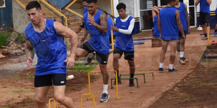 TRABAJO FÍSICO. González encabeza la fila, más atrás aparecen Córdoba y Esquivel en el entrenamiento auriazul.