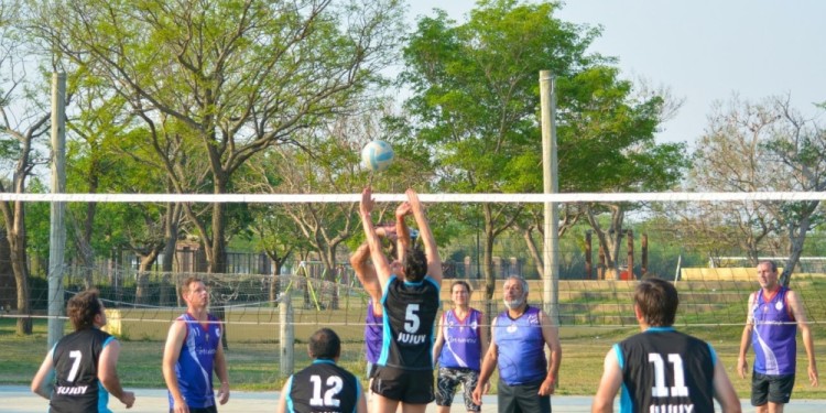 REMATES Y BLOQUEOS. El vóleibol será una de las disciplinas que comprenderá la competencia entre veterinarios.