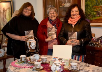 Mujeres que sienten a la escritura como una manera de sanar