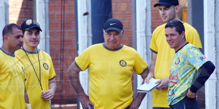 MENSAJE DE TRANQUILIDAD. Pedro Dechat, en su primer contacto, trató de llevar tranquilidad al plantel y convocarlo al desafío que plantea para el 2023.