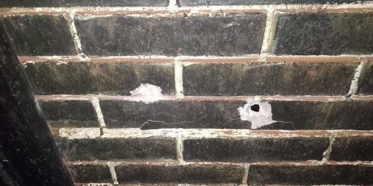 DISPAROS. Habrían efectuado al menos 19 tiros contra la casa de los policías.