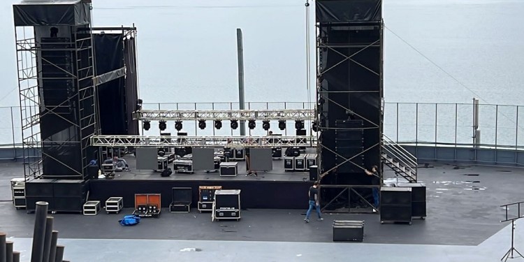 TODO LISTO. El escenario del anfiteatro ya está preparado para vivir una tarde de fiesta.