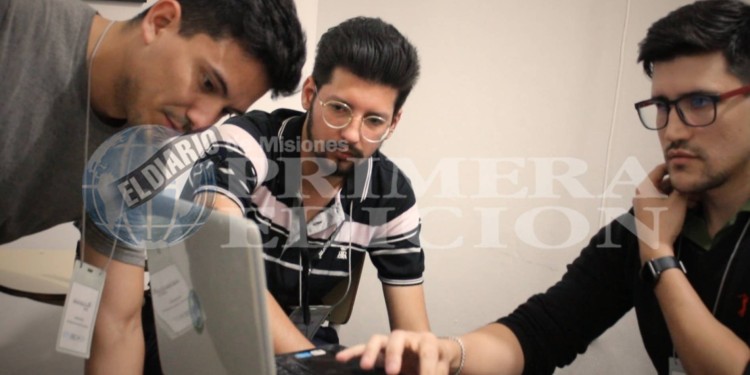 HAY EQUIPO. La concentración de algunos de los participantes del grupo ganador cuando trabajaban en su proyecto.