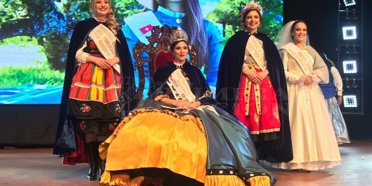 SOBERANAS. Loren Michel junto a la Primera y Senguna Princesa.