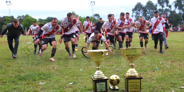 DE CABEZA. Los jugadores de River festejan con la copa. (Fotos gentileza C.Olivera Schuster).