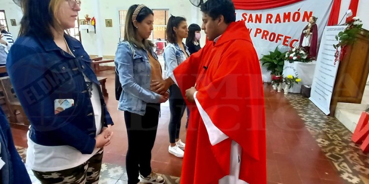 PROTECTOR. Las embarazadas recibieron la bendición y además se llevaron los escarpines para los niños por nacer.