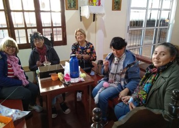 “Tejer escarpines es una actividad solidaria y hasta terapéutica”