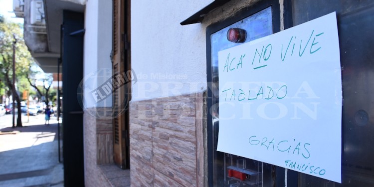 DESMENTIDO. El dueño del domicilio, donde Tablado declaró residir, puso un cartel en la fachada desmintiendo la presencia del femicida.