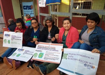 Cinco trabajadoras de limpieza están encadenadas frente al Hospital de Wanda