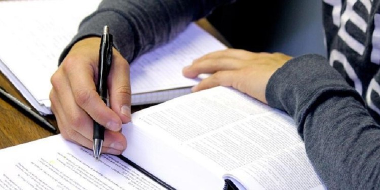 ALTERNATIVAS. Algunas carreras analizan alternativas a rendir una tesis.