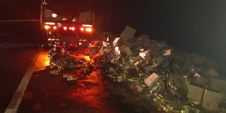 SINIESTRO. La valiosa carga comestible terminó desparramada en la ruta 12.
