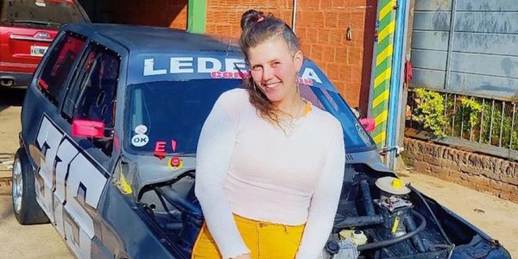 PREPARADA. Alejandra Drozinsky con el Fiat Uno que piloteará este fin de semana en el autódromo de Posadas.