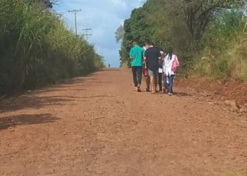 Sin transporte, alumnos caminan 3 kilómetros para ir a la escuela