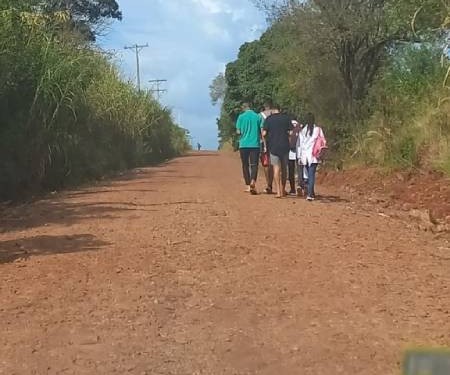 CAMINO DE TIERRA. Diariamente los alumnos de esta escuela rural deben caminar tres kilómetros para asistir a las clases.
