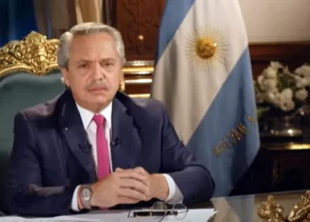 El presidente Fernández declaró feriado nacional para hoy viernes 2