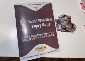 Le obsequió a su novio un álbum del Mundial, pero con fotos de sus momentos juntos