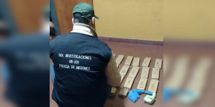 PRUEBAS. Los ladrillos de marihuana secuestrados en la casa donde convivían el colombiano y su pareja.