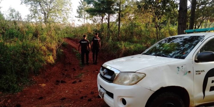 OPERATIVO. La policía de San Vicente  realizó ayer rastrillajes buscando a los autores y el vehículo de la taxista.