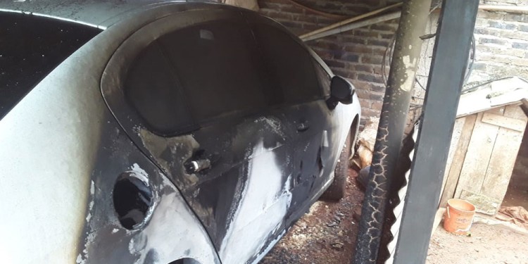 QUEMADO. El Peugeot 408 con los evidentes daños de una bomba incendiaria.