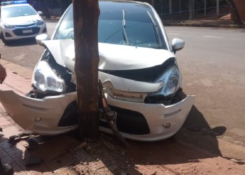 Oberá: se le descompuso el auto y terminó chocando contra un poste de luz