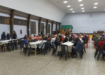 Unas 300 personas participaron en el evento pizza bingo solidario