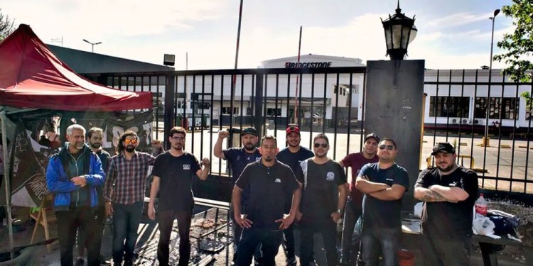 PARALIZADO. Los trabajadores de la empresa Bridgestone realizan un acampe frente a la planta de neumáticos.