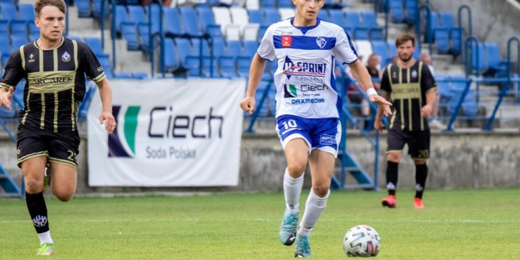 ENCARA. Villarreal en pleno ataque de su equipo, Unia Janikowo. El misionero sumó minutos y también pudo marcar.